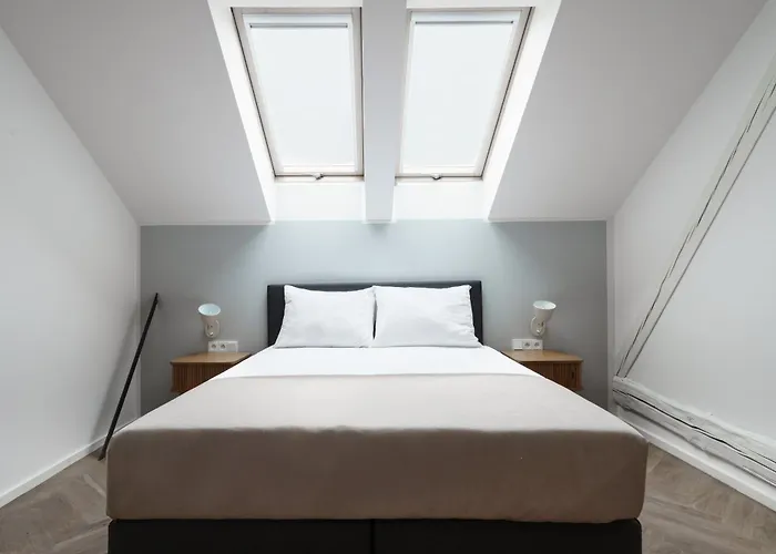 Limehome Halkova Prag