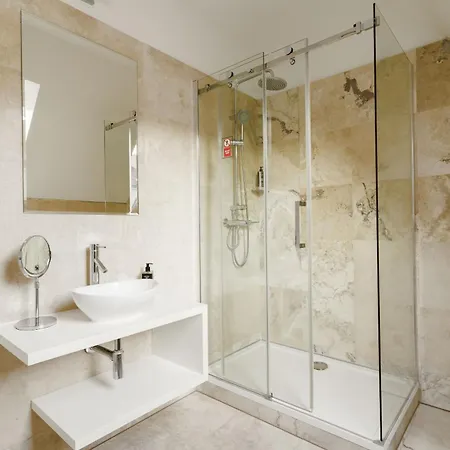 Limehome Halkova 4* براغ