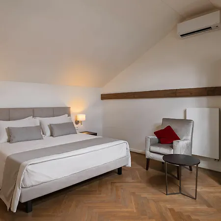 Limehome Halkova 4*