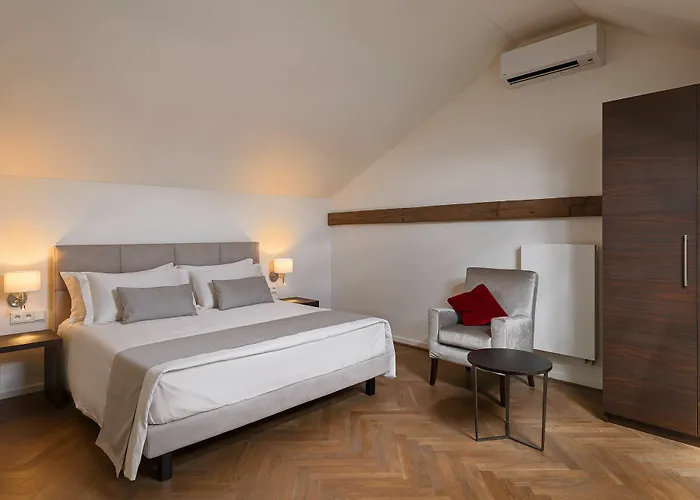 Limehome Halkova 4*