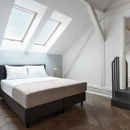 Limehome Halkova 4* Prague