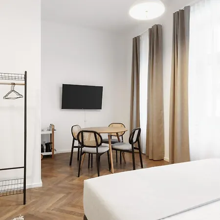 Limehome Halkova Aparthotel 4*