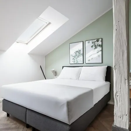 Limehome Halkova 4* Prague